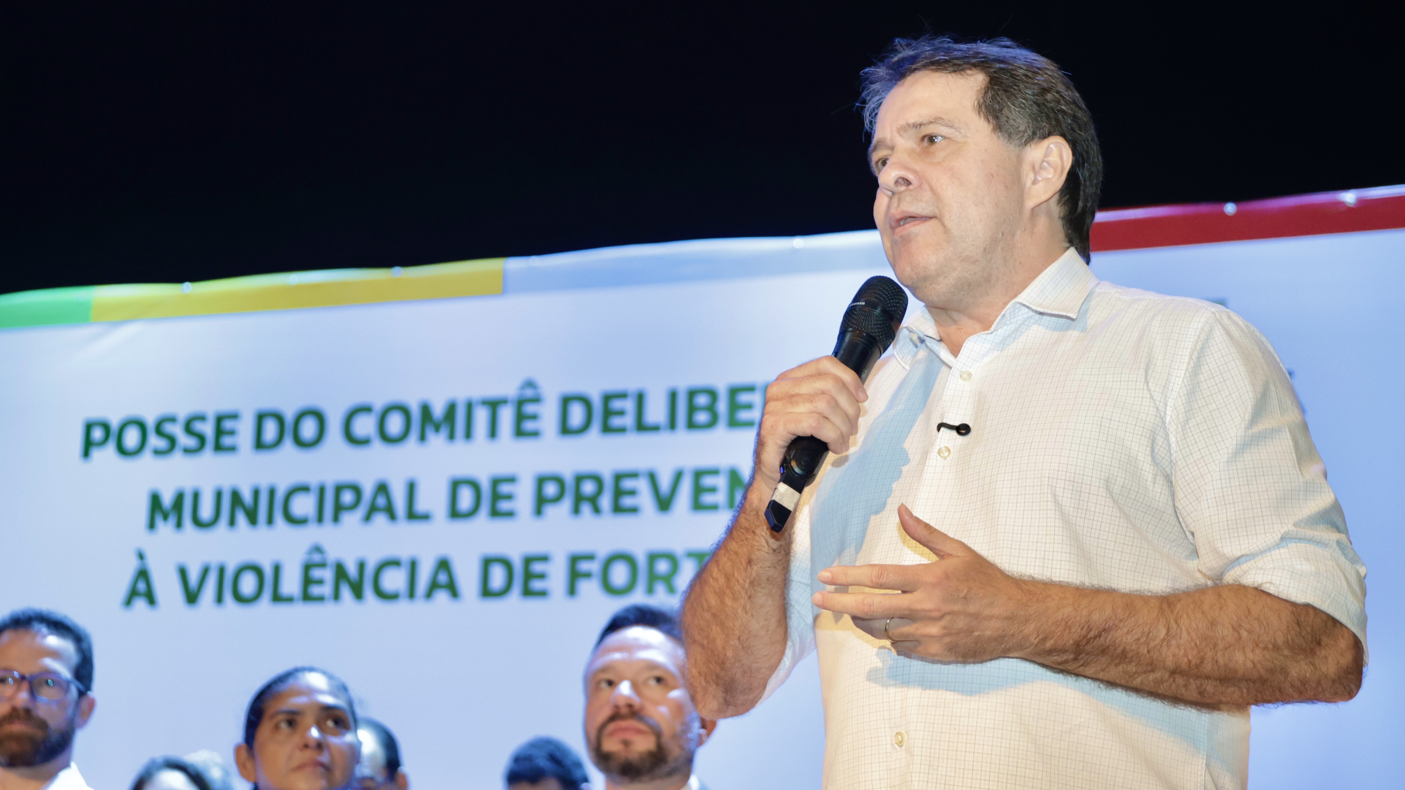 prefeito evandro falando ao microfone